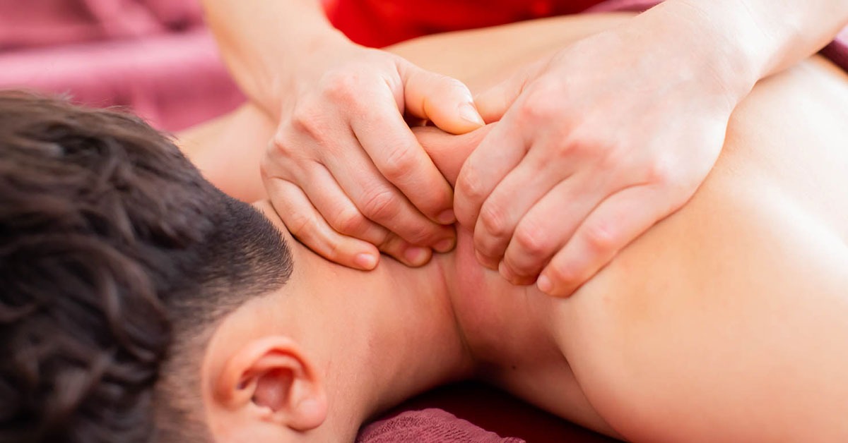 Massage bấm huyệt là gì?
