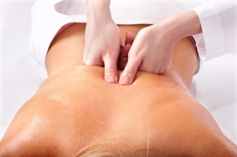 Massage bấm huyệt là kỹ thuật sử dụng bàn tay để tác động trực tiếp