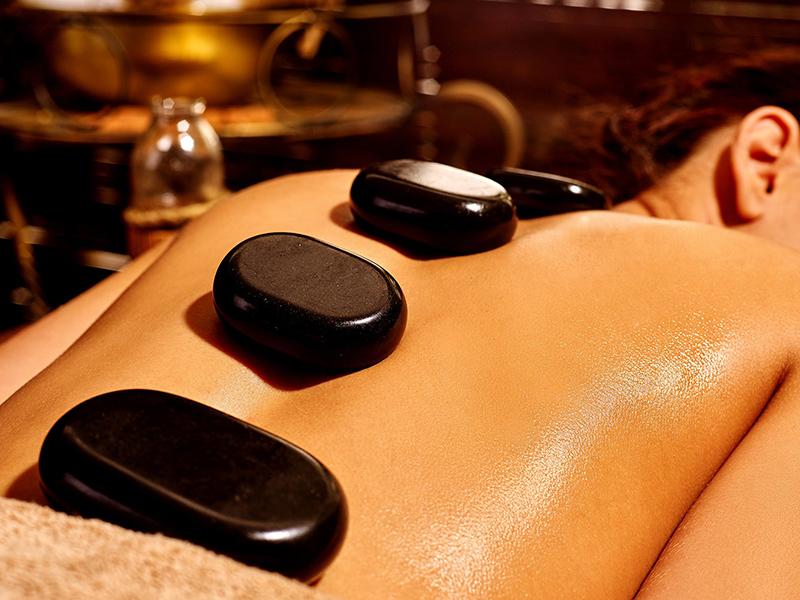 Massage đá nóng là phương pháp trị liệu tận dụng nhiệt năng