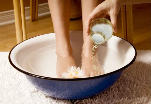 Ngâm chân với thảo dược hoặc muối khoáng