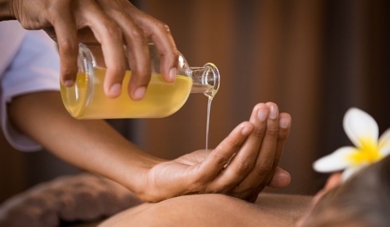 Thoa gel Nuru đặc trưng