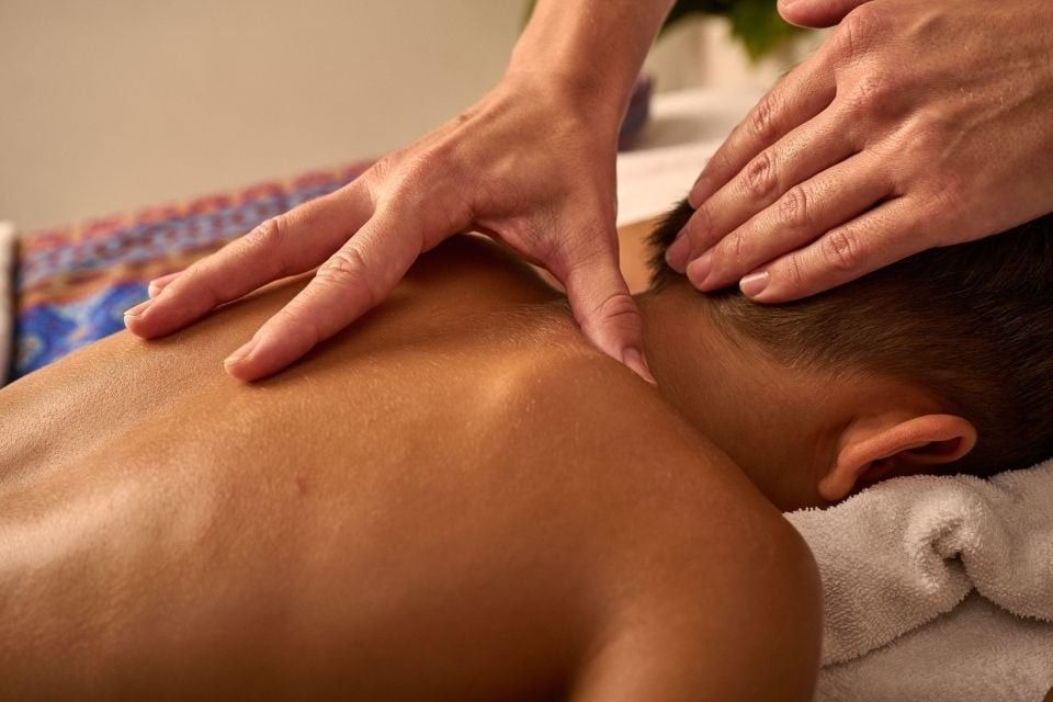 Trước khi thực hiện dịch vụ trị liệu có cần lưu ý điều gì về ăn uống không?