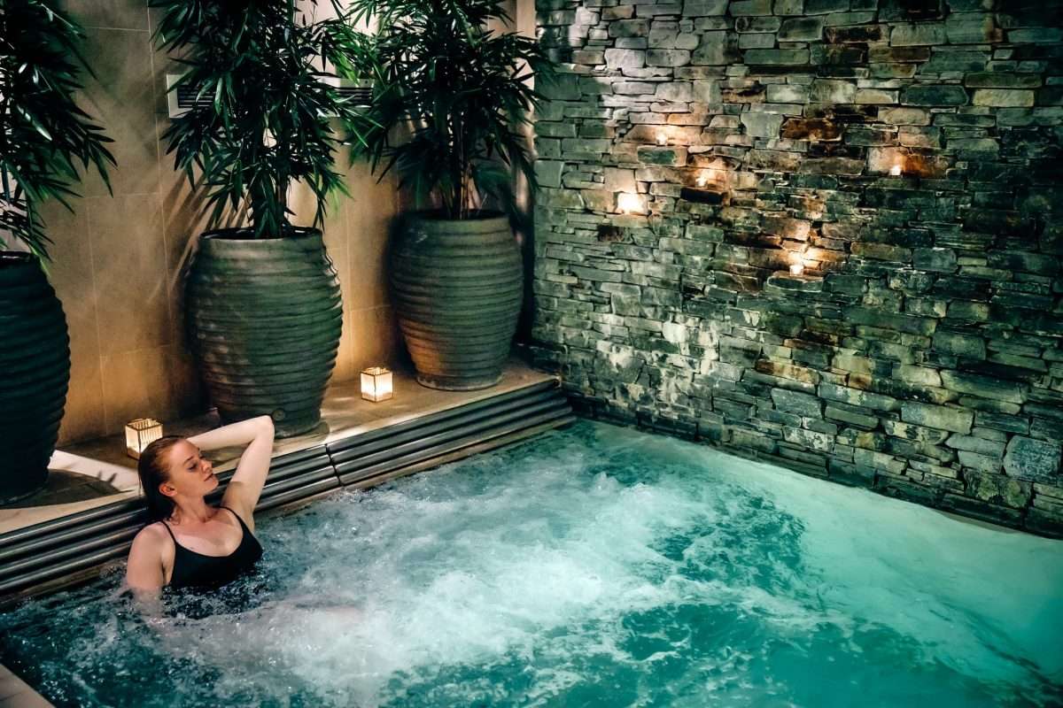 Ngâm bồn sục Jacuzzi và xông hơi thảo dược