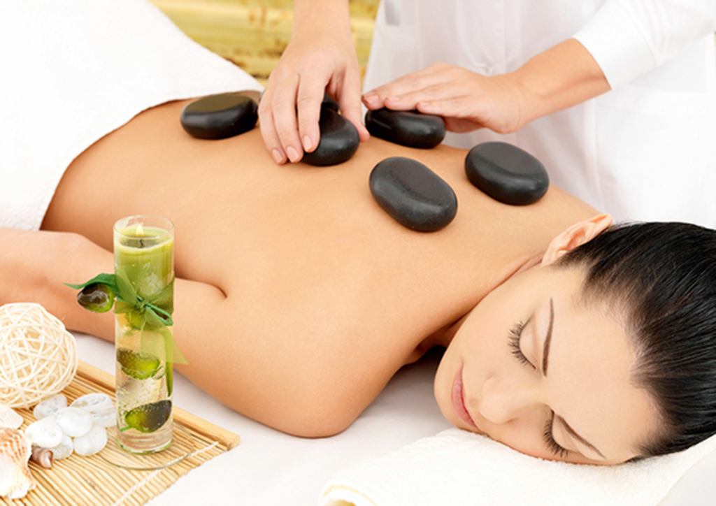 Massage đá nóng phục hồi thể trạng