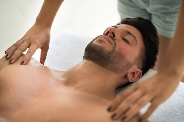 Đội ngũ kỹ thuật viên sở hữu tay nghề massage lâu năm