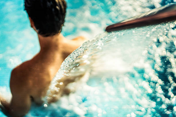 Tắm bồn nghệ thuật và thủy trị liệu tại bể sục Pool