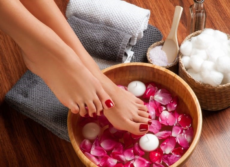 Mở huyệt đạo và ngâm chân thảo dược