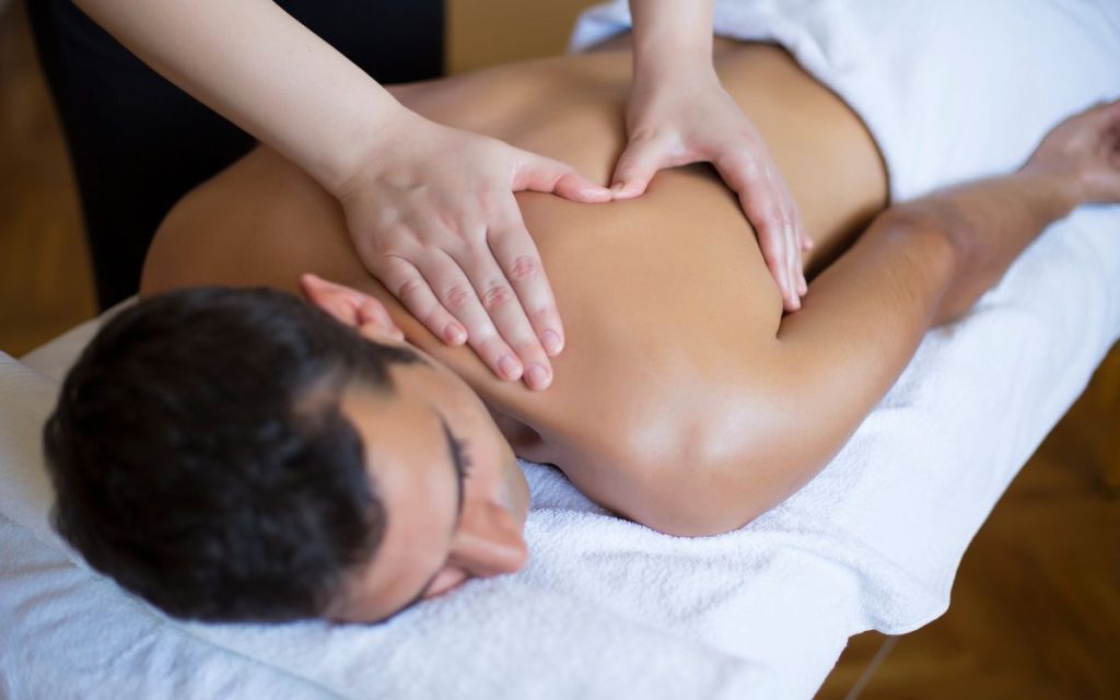 Khi đi massage Thái có cần mặc quần áo đặc biệt không?
