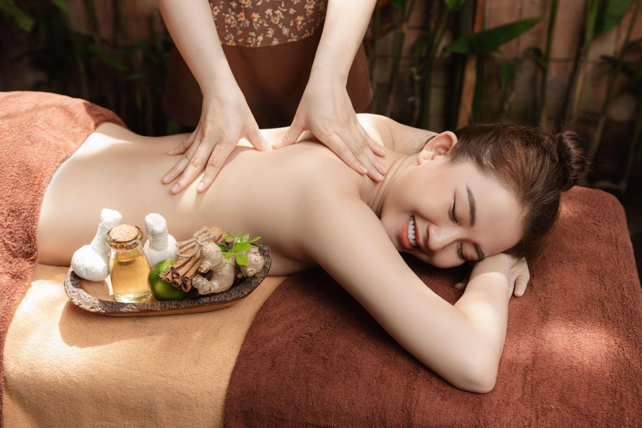 Massage dưỡng sinh kết hợp thảo dược quý